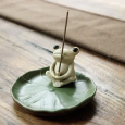 Khay Ếch Ngố Ôm Nhang
