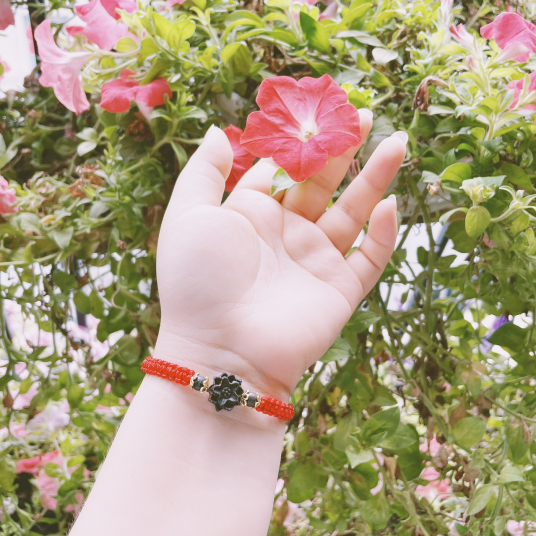 Vòng Tay Đỏ Hoa Sen Trầm Hương