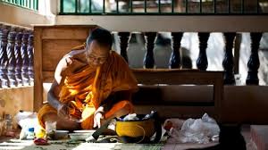 Đối với thức ăn vật chất, đức Phật dạy mọi người không nên ăn nhiều, chỉ ăn vừa đủ giúp cơ thể khỏe mạnh, không nên ăn những gì không thích hợp với cơ thể. Ảnh minh họa.